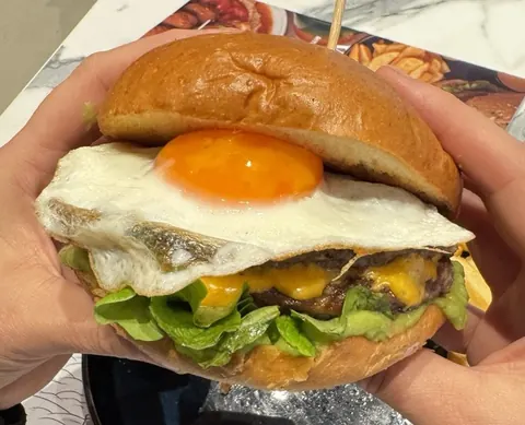 Burger con uovo all’occhio di bue