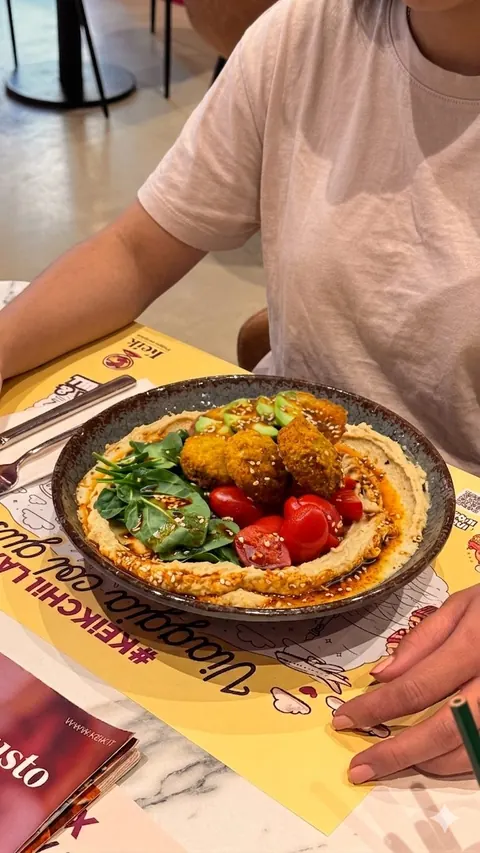 Bowl di hummus e falafel sulla tovaglietta KEIK