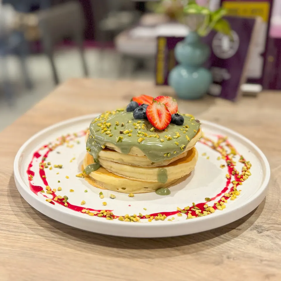 Pancakes al pistacchio con fragole e mirtilli