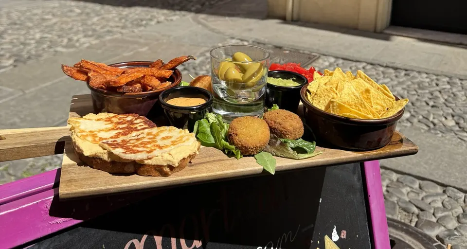 Il tagliere Il Turista sotto i portici di Modena: halloumi su hummus, falafel, patate dolci, nachos, guacamole e olive