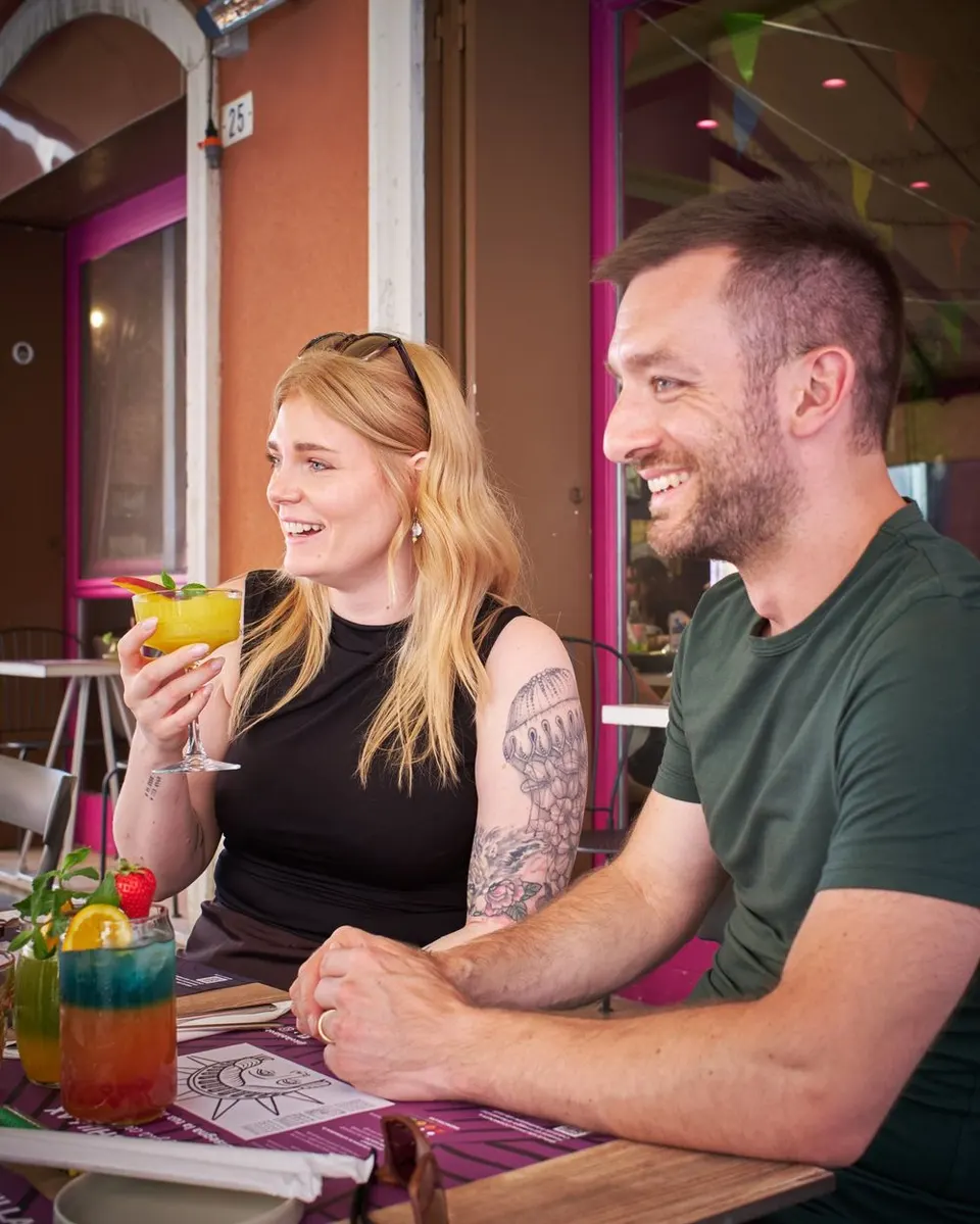 Una coppia brinda all’aperitivo nel dehors di KEIK