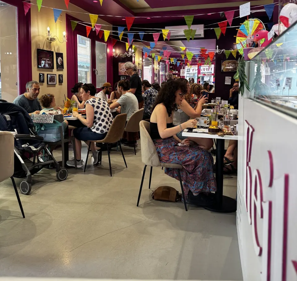 La sala di KEIK piena, con i festoni colorati del mese a tema
