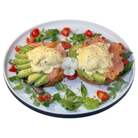 Reggie benedict: uova in camicia, salsa olandese, salmone affumicato e avocado