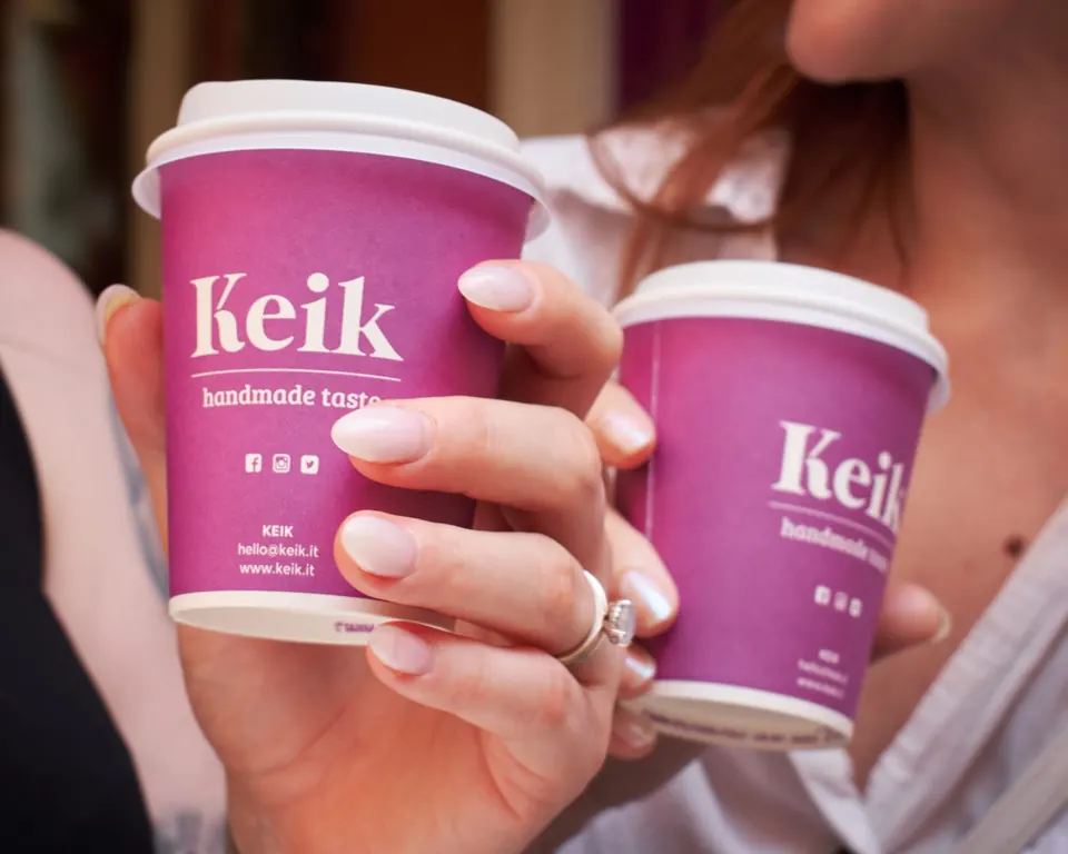 Due bicchieri da asporto con il logo Keik handmade taste