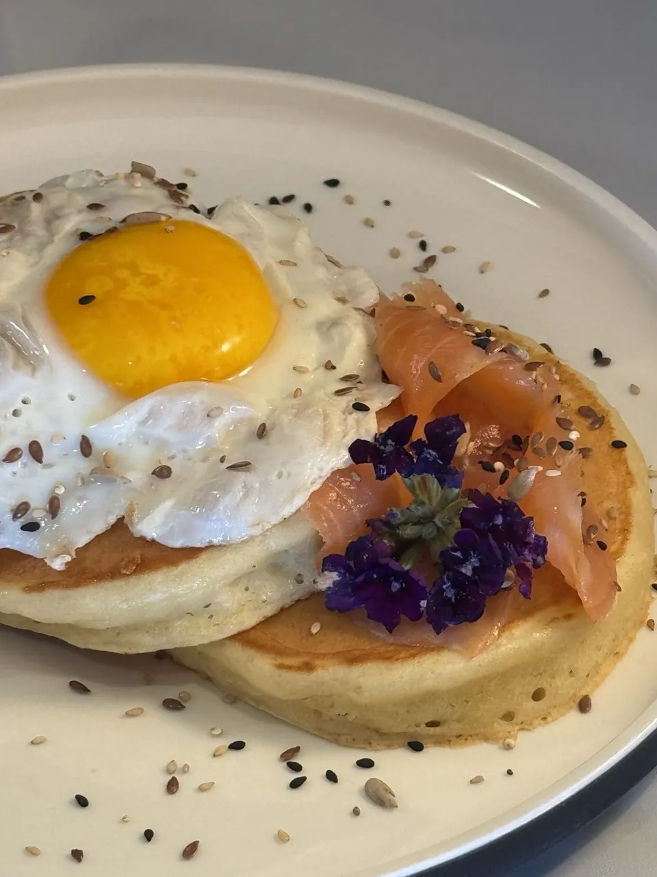 Pancakes Alaska con uovo, salmone e fiori eduli