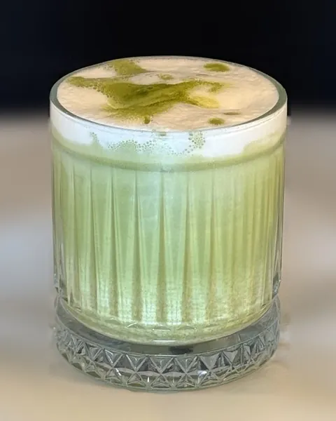 Matcha latte freddo in bicchiere cesellato